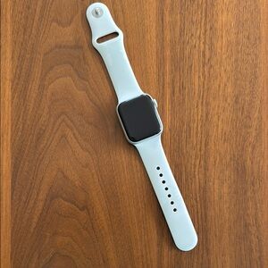Apple Watch (40mm Silver Aluminum)